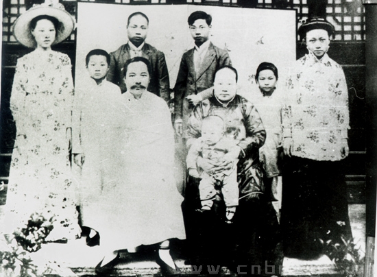 1913年，茅以升先生在南京與家人合影（后排右一為茅以升）