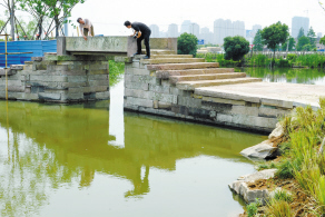 歷經(jīng)半年多，金價古橋已落戶新家，搬到了附近的漁金公園。寧波近年來遷建了多座古橋，包括張斌橋、古洞橋、五龍橋等。記者 龔國榮