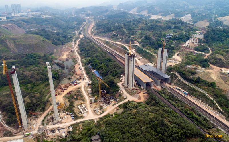 圖為：北新路橋渝長高速公路擴能項目新房子特大橋施工現場 雒煥鼎攝