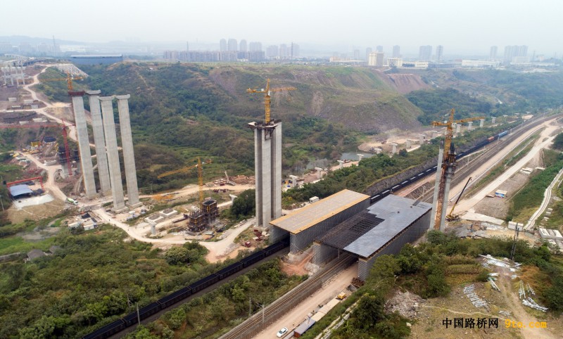 圖為：北新路橋渝長高速公路擴能項目新房子特大橋掛籃施工現場 雒煥鼎攝